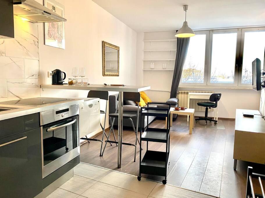 Studio Muranow By Esteum Host Apartment Warsawa Bagian luar foto